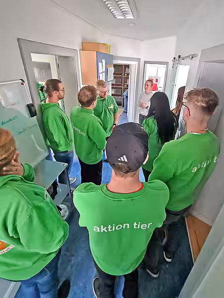 Die Tierärztin und die Mitarbeiter stehen im Flur der Igelstation.