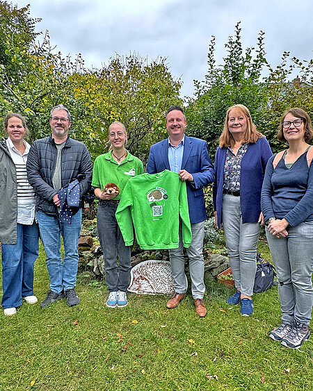 Die Parteimitglieder und unsere Tierärztin stehen im Garten