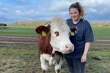 Emilia Löffler, Tierpflegerin auf dem aktion tier Lottihof