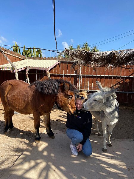 Schülerin mit Pony und Esel