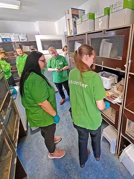 Die Tierpflegerin des Igelzentrums und eine Mitarbeiterin von den Infoständen stehen an einer Igelbox.