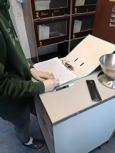 Jemand trägt Daten in einem Protokoll ein.