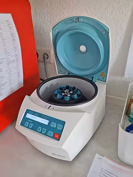 Hiermit können wir kranke Igel schneller und effektiver versorgen. Die Kleinzentrifuge auf dem Schrank