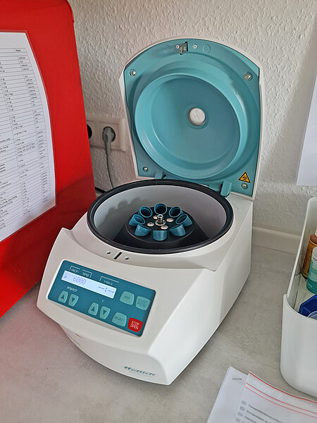 Die Kleinzentrifuge auf dem Schrank