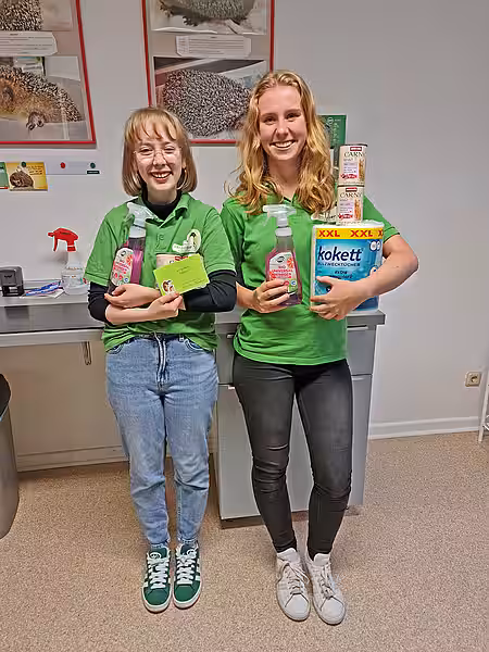 Angelina und Yvonne freuen sich über Spenden.