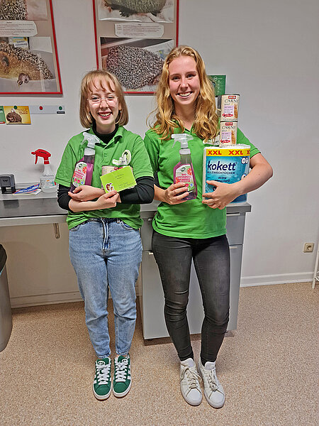 Angelina und Yvonne freuen sich über Spenden.