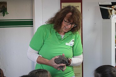 Dipl.- Biologin Birgit Busch erklärt den Kindern, was Igel brauchen, um glückliche Wildtiere zu sein.