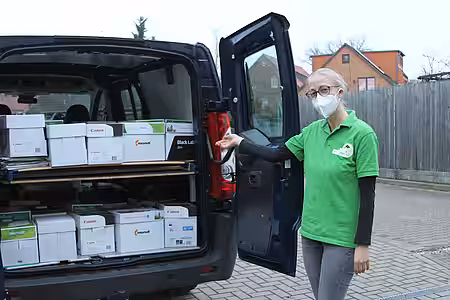 Karoline Schütte mit den Kartons