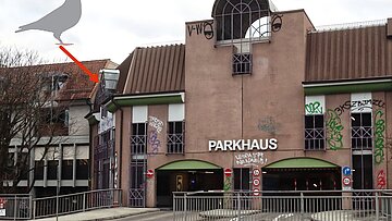 Der Taubenschlag befindet sich im Obergeschoss des Parkhauses am Schwabentor in Freiburg. 