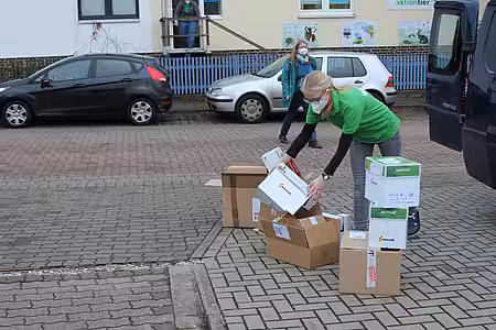 Ausladen der Kartons