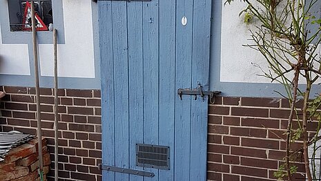 Hinter dieser Tür schlafen unsere Igel. 