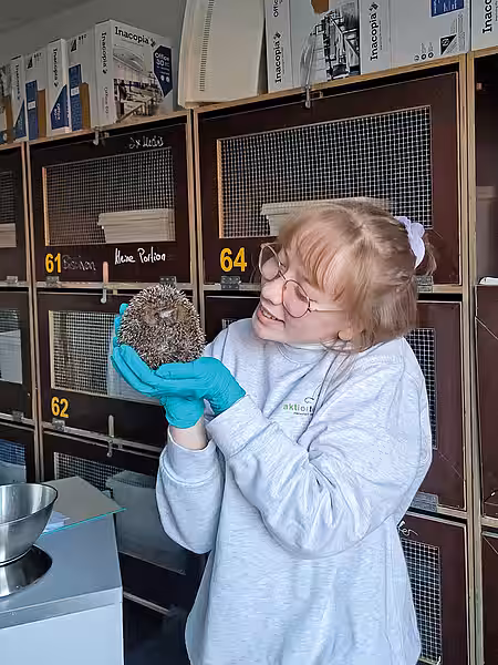 Angelina bei der Arbeit als Bundesfreiwillige in der Igelstation