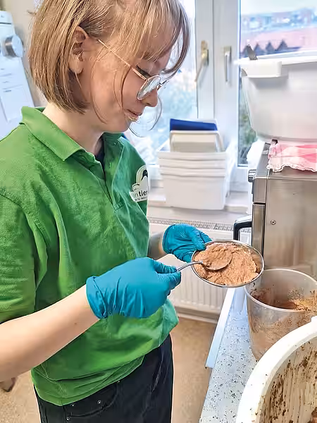 Angelina bereitet das Igelfutter vor