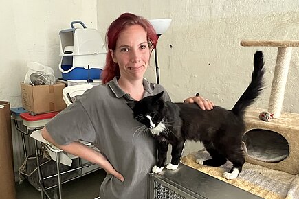 Tierpflegerin Jaqueline Heinze mit Mr. Mauz