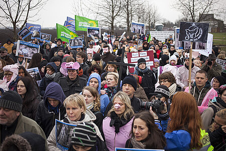 Demonstration vor dem Schweinehochhaus