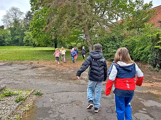 Kinder rennen über den Schulhof.