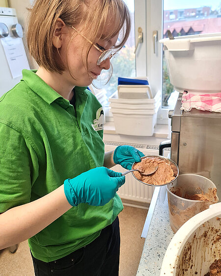 Angelina bereitet das Essen für die Igel vor.