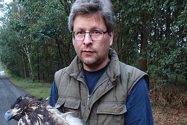 Dr. Florian Brandes bei der Bergung des Seeadlers.