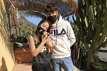 Besucher im Tierheim Acción del Sol auf Teneriffa, Spanien