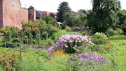 In einem lebendigen Naturgarten sind Maschinen unerwünscht.